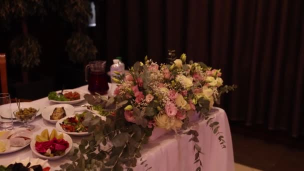 Святкові Столи Їжею Напоями Декорованому Ресторані — стокове відео