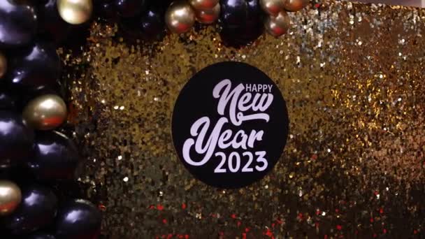 写真ゾーンの壁に刻まれた2023年の碑文新年のお祝いの背景 — ストック動画