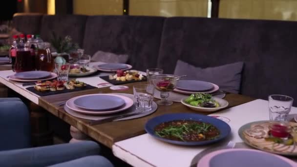 Πιάτα Φαγητό Στο Τραπέζι Στο Εστιατόριο — Αρχείο Βίντεο