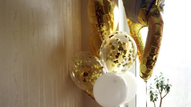 Bir Apartman Restoranında Tatilde Altın Tatil Baloları — Stok video