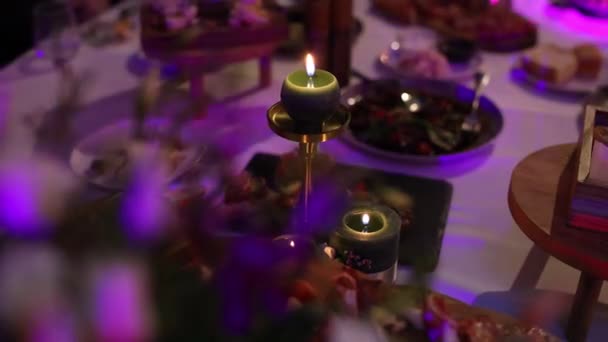 Свічка Їжа Напої Столі Ресторані Весілля Річниці Народження — стокове відео