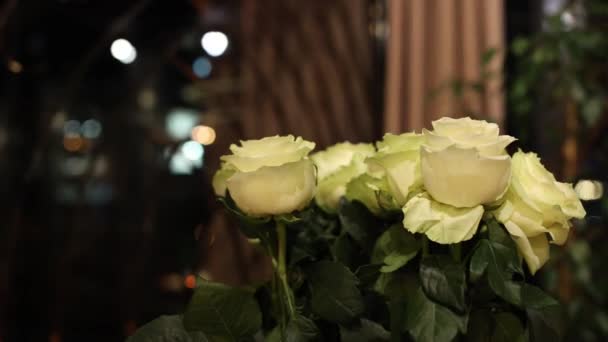 Букеты Роз Цветы Празднике Ресторане Свадьбы Дни Рождения Юбилеи — стоковое видео