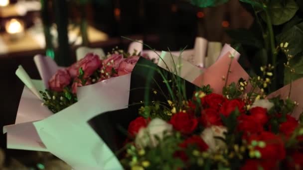 Ανθοδέσμες Από Τριαντάφυλλα Λουλούδια Διακοπές Ένα Εστιατόριο Γάμους Γενέθλια Επετείους — Αρχείο Βίντεο