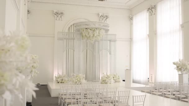 Indoor Wedding Ceremony Arch White Chairs — Vídeo de Stock