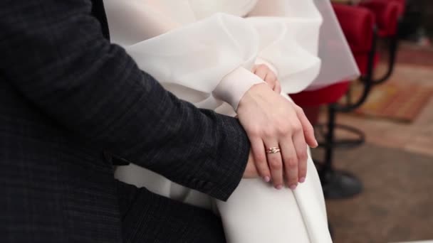 Narzeczeni Trzymają Się Ręce Ślubie — Wideo stockowe