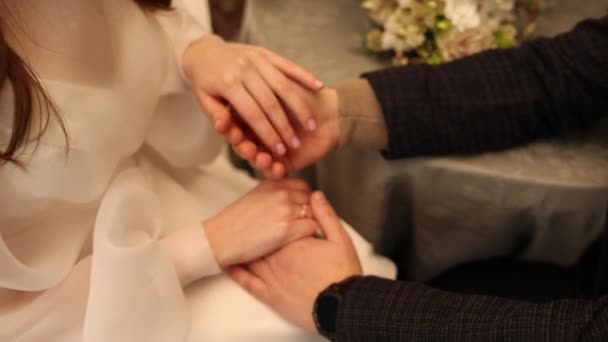 新郎新婦が結婚式で手を取り合って — ストック動画