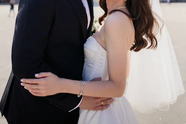 Brudgum Och Bruden Står Tillsammans Bröllopet — Stockfoto
