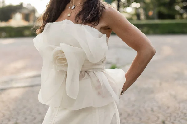 Uma Noiva Vestido Noiva Branco Parque Pôr Sol — Fotografia de Stock