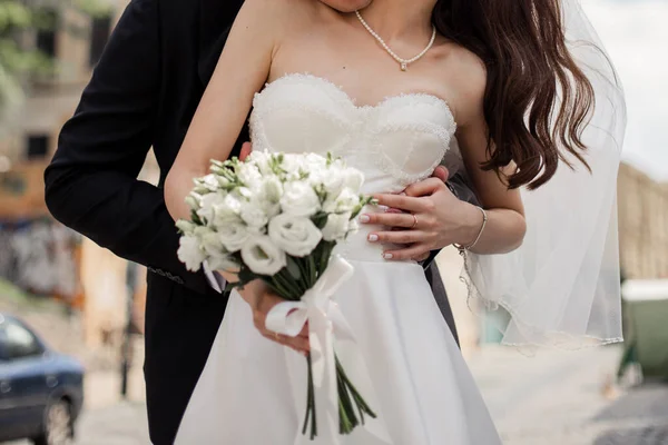 新郎和新娘穿着婚纱和结婚花束 — 图库照片