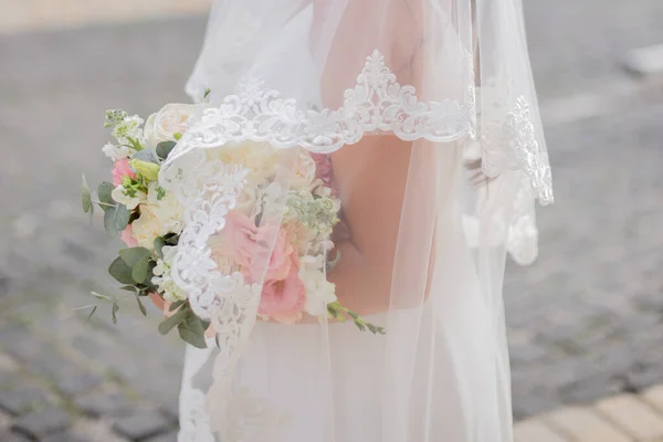 Brud Bröllopsklänning Med Bukett — Stockfoto