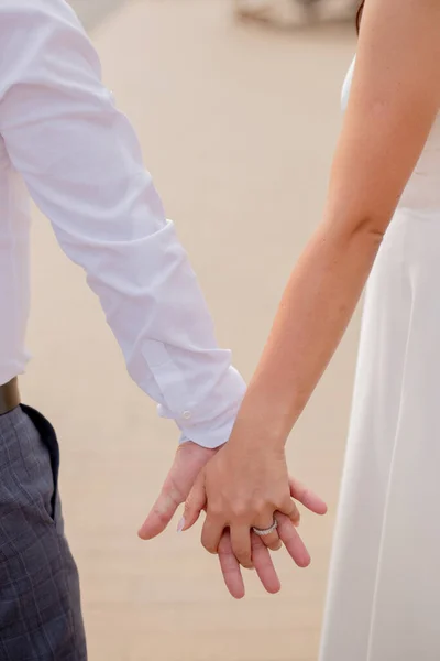 Άντρας Και Γυναίκα Κρατιούνται Χέρι Χέρι Στο Γάμο Νεόνυμφων — Φωτογραφία Αρχείου