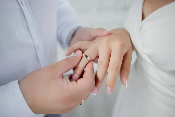 Egy Menyasszony Egy Vőlegény Jegygyűrűt Cserélnek Kezükön — Stock Fotó