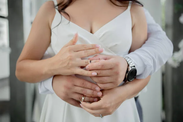 Una Sposa Sposo Scambiare Fedi Nuziali Sulle Loro Mani — Foto Stock