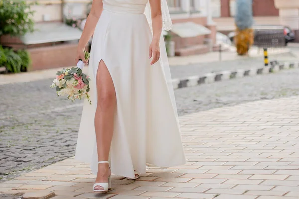 Eine Braut Brautkleid Mit Einem Strauß — Stockfoto