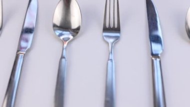 Çatal bıçak kaşık seti beyaz arka planda mutfak gereçleri