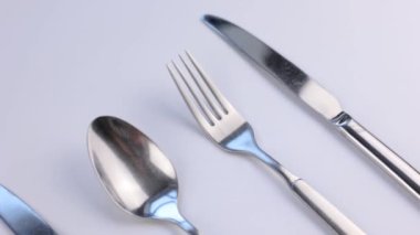 Çatal bıçak kaşık seti beyaz arka planda mutfak gereçleri