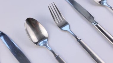 Çatal bıçak kaşık seti beyaz arka planda mutfak gereçleri