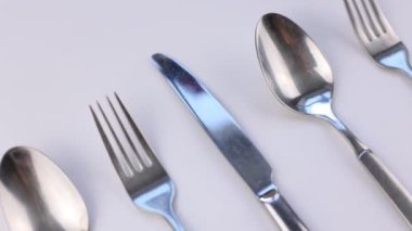 Çatal bıçak kaşık seti beyaz arka planda mutfak gereçleri