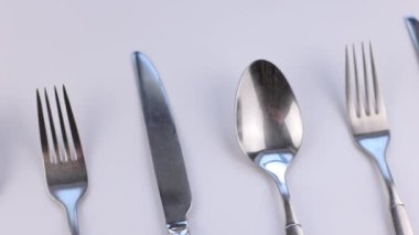 Çatal bıçak kaşık seti beyaz arka planda mutfak gereçleri