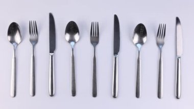 Arka planda mutfak restoranı çatal bıçak kaşığı metali beyaz arka planda