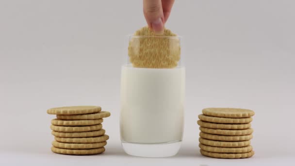Νόστιμα Σπιτικά Μπισκότα Βουτηγμένα Ένα Ποτήρι Φρέσκο Λευκό Γάλα — Αρχείο Βίντεο
