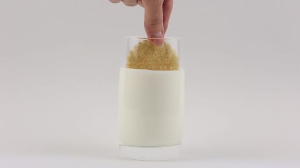 Heerlijke Zelfgemaakte Koekjes Gedoopt Een Glas Verse Witte Melk — Stockvideo