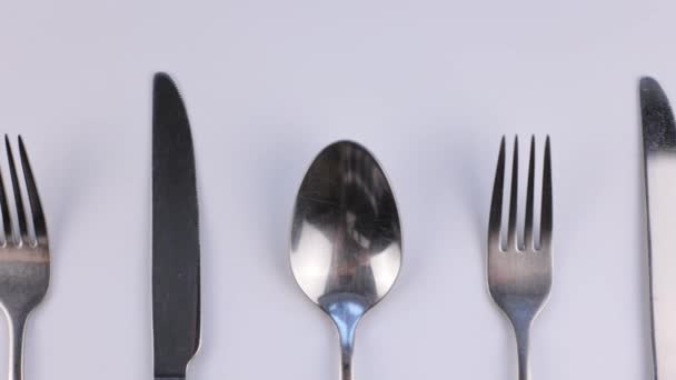 Çatal Bıçak Kaşık Seti Beyaz Arka Planda Mutfak Gereçleri — Stok video