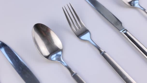 餐叉刀勺一套白色背景的厨房用具 — 图库视频影像