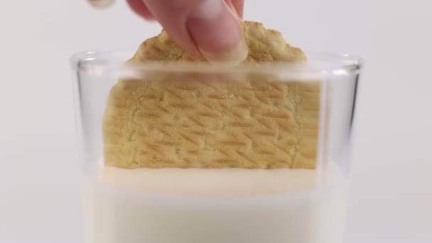 Pyszne Domowe Ciasteczka Zanurzone Szklance Świeżego Białego Mleka — Wideo stockowe