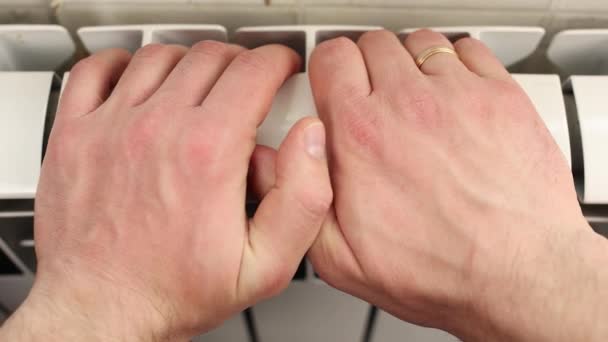 Erkek Elleri Metalin Üzerinde Sıcak Sıcak Isıtıcı Radyatör Soğuktan Ellerini — Stok video