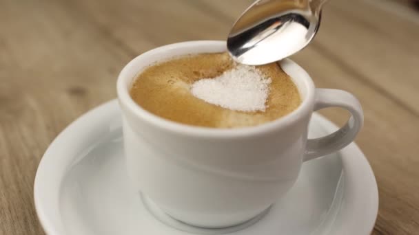 Metalowa Łyżka Dodaje Cukru Białego Kubka Czarną Kawą Espresso Americano — Wideo stockowe