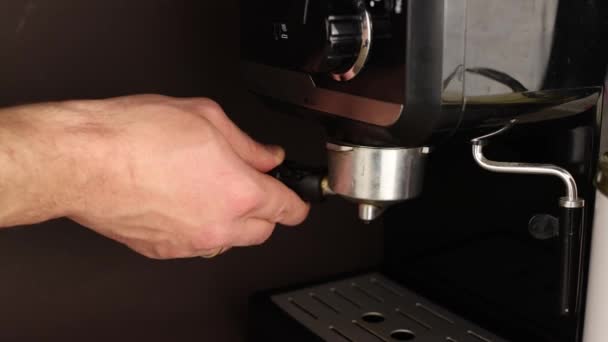 Chifre Máquina Café Expresso Instalado Com Café Preto Moído — Vídeo de Stock