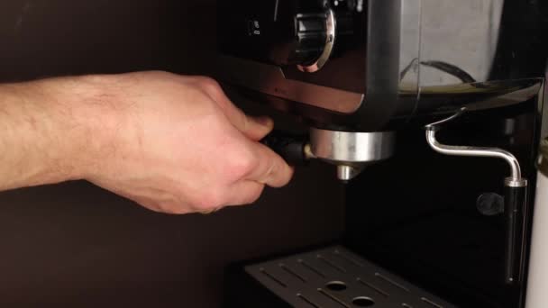 Chifre Máquina Café Expresso Instalado Com Café Preto Moído — Vídeo de Stock