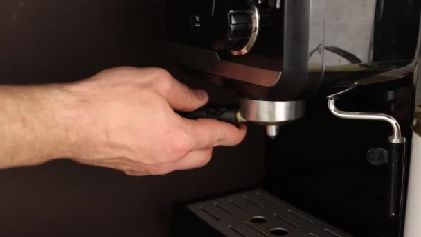Das Horn Der Espressomaschine Wird Mit Gemahlenem Schwarzen Kaffee Installiert — Stockvideo