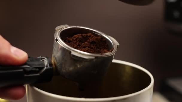 Taze Öğütülmüş Koyu Kahve Kaşıkla Kahve Makinesinin Boynuzuna Kaçar — Stok video