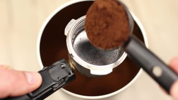 Versgemalen Zwarte Koffie Wordt Met Een Lepel Hoorn Van Het — Stockvideo