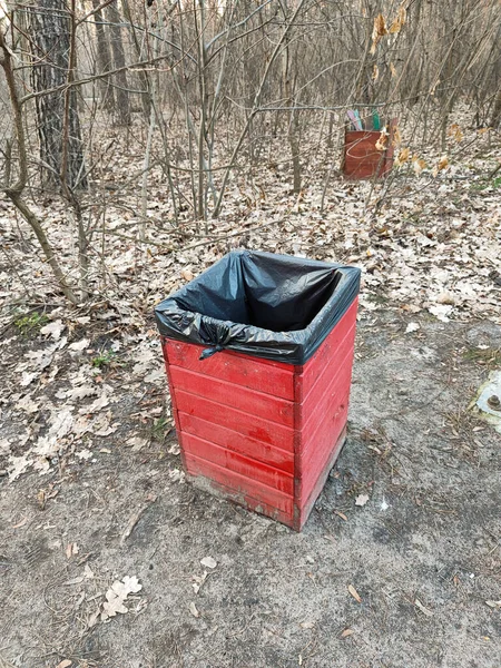 森の自然保護生態系のゴミのための木製のゴミ箱 — ストック写真