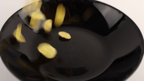 Кукурудзяні Пластівці Падають Тарілку Сніданок Поживні Здорові Вранці — стокове відео