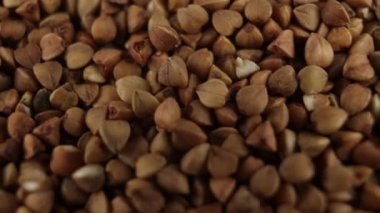 karabuğday, yemek pişirmek için arka planda yakın plan yiyecek videosu çekiyor
