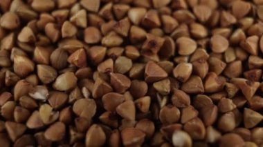 karabuğday, yemek pişirmek için arka planda yakın plan yiyecek videosu çekiyor