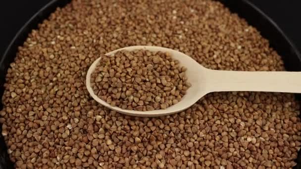 Buckwheat Groats Close Dalam Sendok Kayu Yang Menuangkan Video Makanan — Stok Video