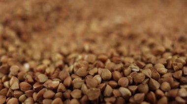 karabuğday, yemek pişirmek için arka planda yakın plan yiyecek videosu çekiyor