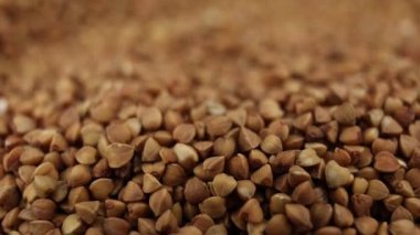 karabuğday, yemek pişirmek için arka planda yakın plan yiyecek videosu çekiyor