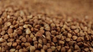 karabuğday, yemek pişirmek için arka planda yakın plan yiyecek videosu çekiyor