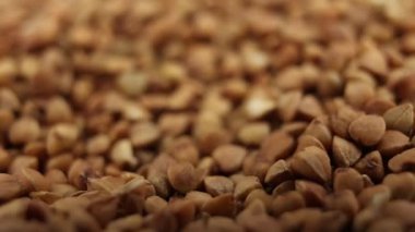 karabuğday, yemek pişirmek için arka planda yakın plan yiyecek videosu çekiyor