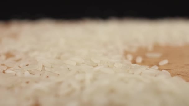 Grãos Arroz Branco Grumos Estão Derramando Sobre Mesa Lentamente Culinária — Vídeo de Stock