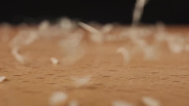 Körner Weißer Reisgrütze Ergießen Sich Langsam Auf Den Tisch Kulinarischer — Stockvideo