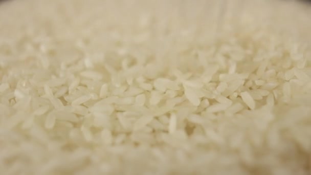 Zrnka Bílé Rýže Krupice Jsou Nalévání Stůl Pomalu Kulinářské Pozadí — Stock video