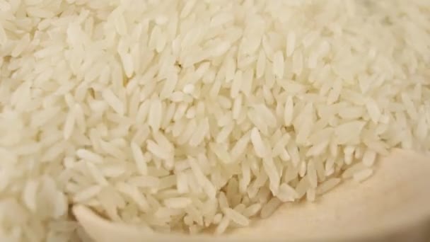 Granos Arroz Blanco Recogen Una Cuchara Madera Cocina Fondo Culinario — Vídeos de Stock