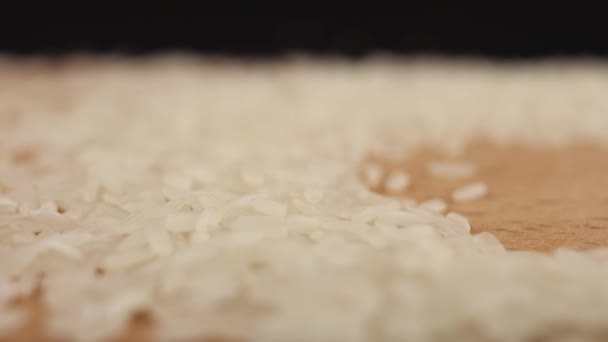 Grãos Arroz Branco Grumos Estão Derramando Sobre Mesa Lentamente Culinária — Vídeo de Stock